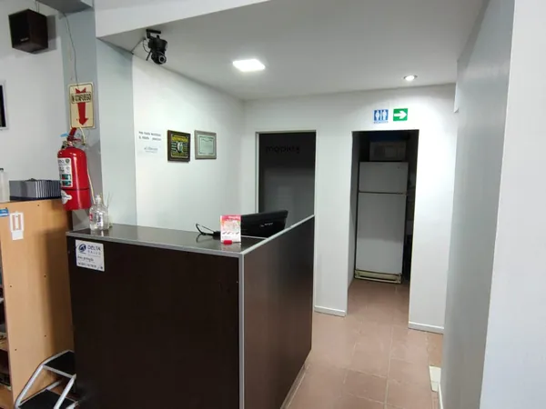 Mostrador de recepción y pasillo hacia los boxes de atención.