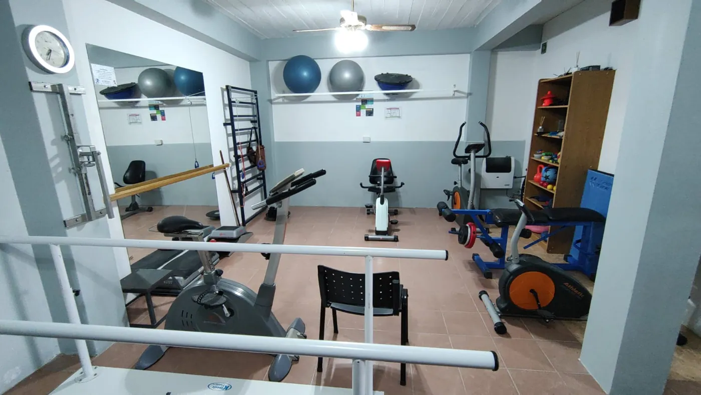 Sala de rehabilitación del centro, con bicicletas, espalderas y paralelas.