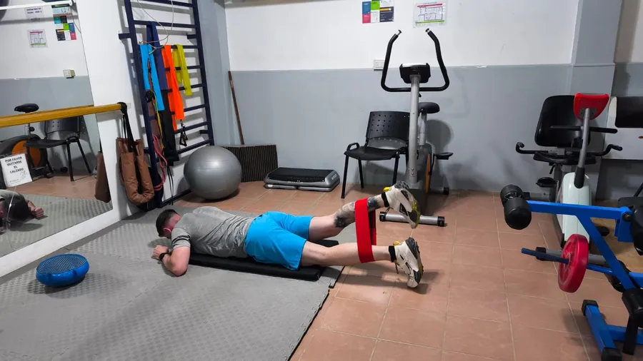 Paciente haciendo ejercicio con banda elástica.